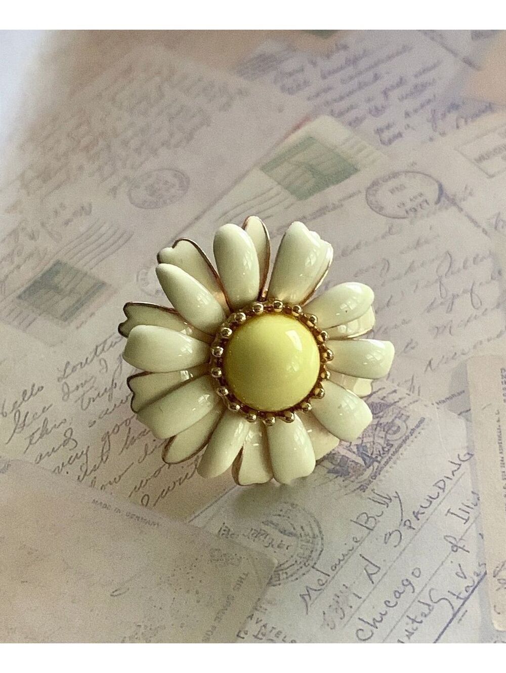 Vintage Enamel Charming Daisy Flower Statement Ring Cream Yellow Great Condition